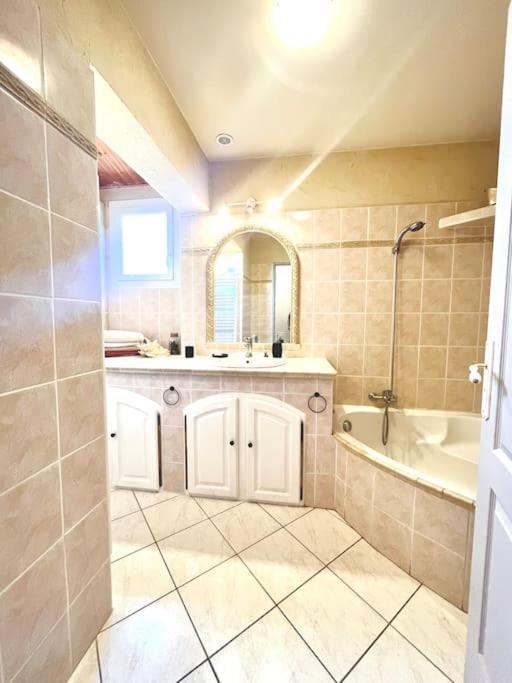 Appartement Proche Aeroport Marseille Marignane - Studio Confortable - Logement Ideal - Hebergement Tout Equipe Роняк Екстериор снимка